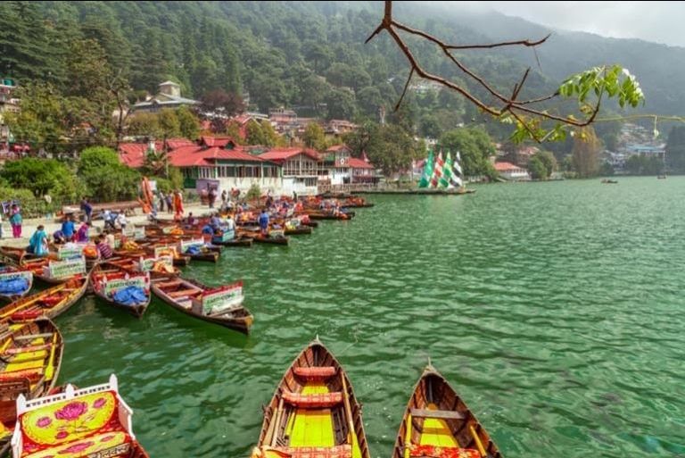 Photo of नैनी झील नैनीताल के दिल में बसी है खूबसूरत नैनी झील। by RAVI ANURAGI