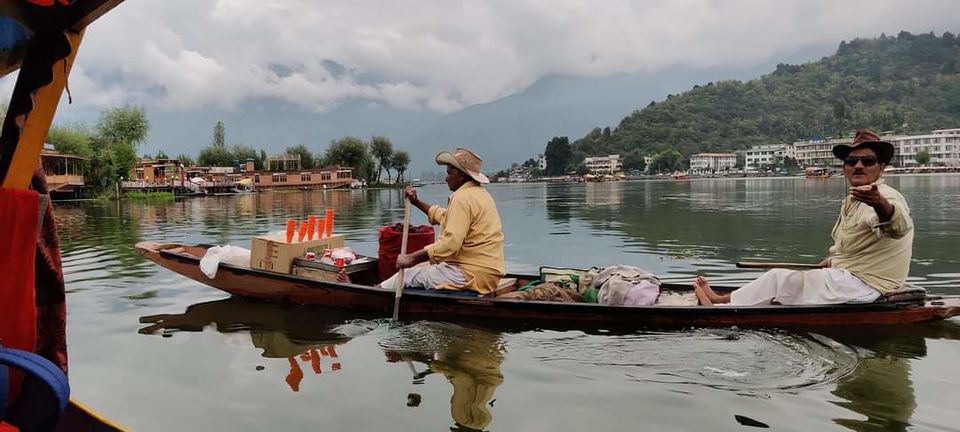 Photo of कश्मीर ,यहाँ की हर इक शै बहुत खूबसूरत है ,हवाएँ भी महकती हैं खुशबू ए केसर से। 1/2 by Neha Gupta