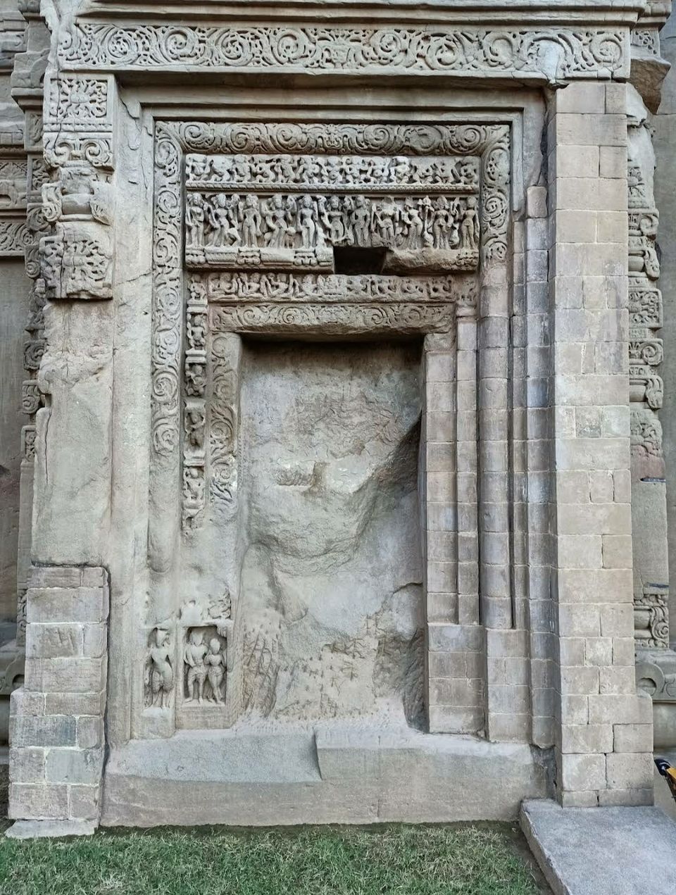 Photo of प्राचीन इतिहास की एक अलग झलक पेश करता हैं पांडवों द्वारा यह अर्धनिर्मित मसरूर मंदिर। by Sachin kumar
