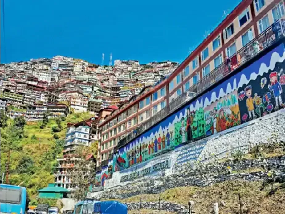 Photo of वेस्ट बोतलों के ढक्कन से बनी है ये कलरफुल अद्भुत दीवार, जो पर्यटकों के दीदार के लिए है कुछ नया by Sachin walia 