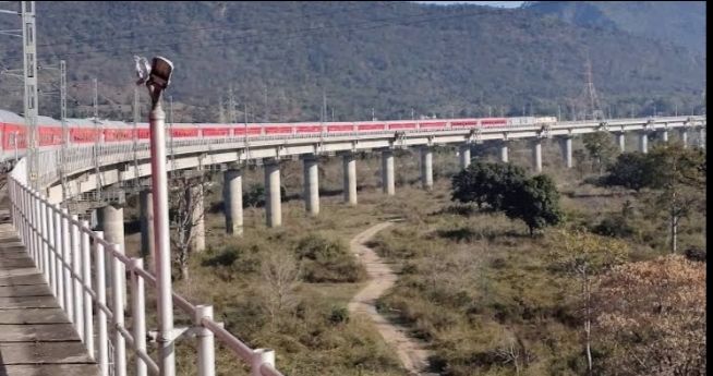Photo of प्राकृतिक सौंदर्य का अनुपम नजारा बर्फ से ढके पर्वत_और ट्रेन का रोमांचकारी सफर.... by Mukesh Kumar