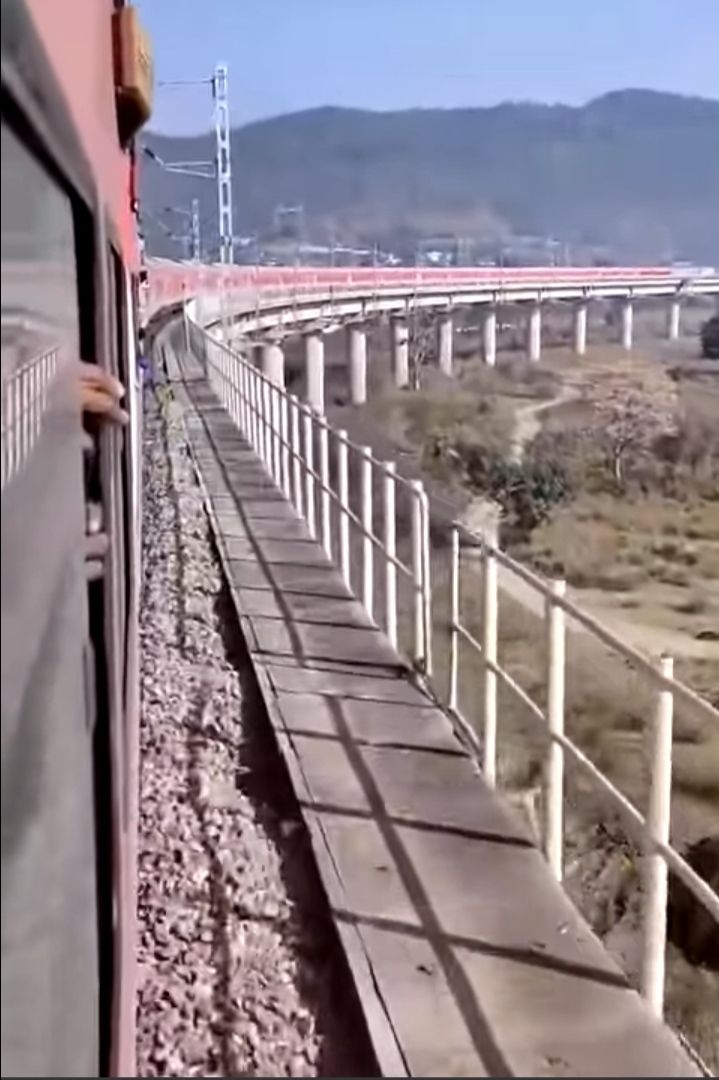 Photo of प्राकृतिक सौंदर्य का अनुपम नजारा बर्फ से ढके पर्वत_और ट्रेन का रोमांचकारी सफर.... by Mukesh Kumar