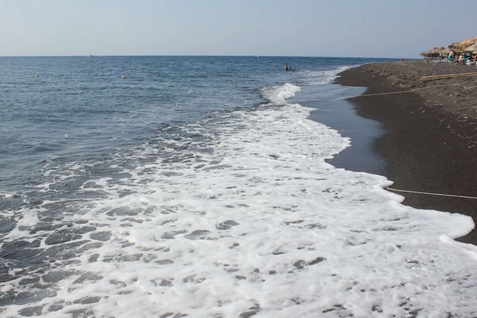 Photo of Perissa, Thira, Greece by Preethi Salopanthula