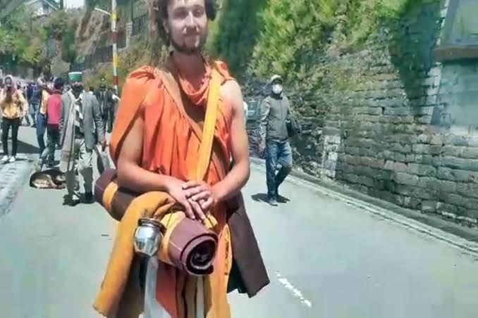 Photo of एक ऐसा वेब डिज़ाइनर और घुमक्कड़ जो स्विट्ज़रलैंड से 15000 km की दूरी पैदल चलकर भारत पहुंच गया ..!! by Indic Traveler
