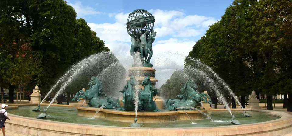 Photo of Jardin des Grands Explorateurs, Avenue de l'Observatoire, Paris, France by Bibek Chaudhuri