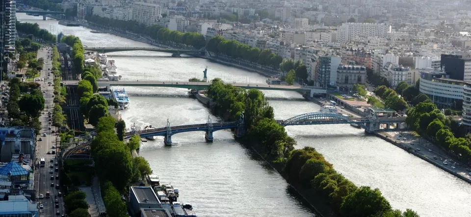 Photo of Eiffel Tower, Paris, France by Bibek Chaudhuri