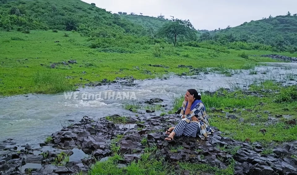 Photo of मानसून में कश्मीर से कम नहीं लगती ये छिपी हुई खूबसूरत जगह। सुंदर झरने के पीछे है अद्भुत पवित्र गुफा by We The Wanderfuls