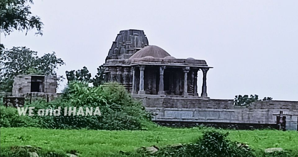 Photo of प्राकृतिक सुंदरता से भरी इस खूबसूरत झील के किनारे हैं बहुत सारे प्राचीन व अद्भुत मंदिरों का समूह by WE and IHANA
