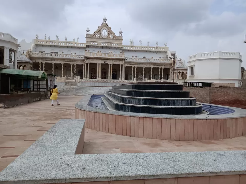 Photo of वृंदावन में शाहजी मंदिर के पीठासीन देवता राधा-कृष्ण by zeem babu