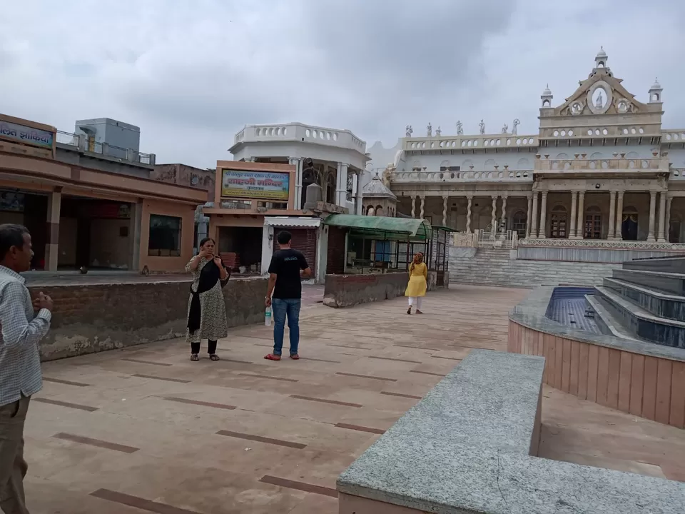 Photo of वृंदावन में शाहजी मंदिर के पीठासीन देवता राधा-कृष्ण by zeem babu