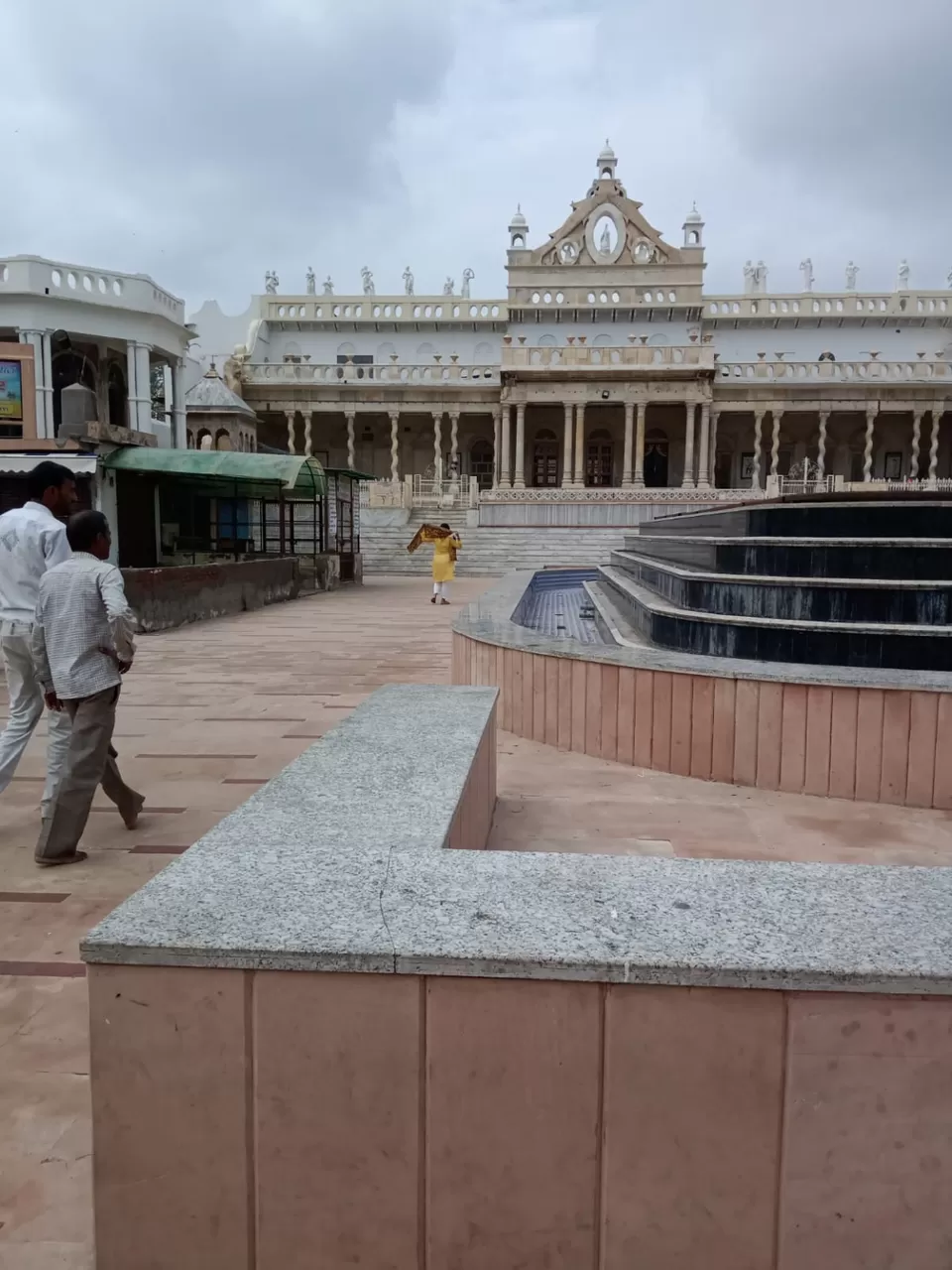 Photo of वृंदावन में शाहजी मंदिर के पीठासीन देवता राधा-कृष्ण by zeem babu