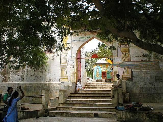 Photo of वृंदावन और मथुरा की होली क्यों है इतनी खास by zeem babu
