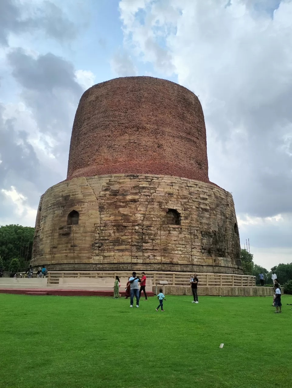 Photo of सारनाथ के पर्यटन स्थल खानपान खरीददारी by Neha Patel