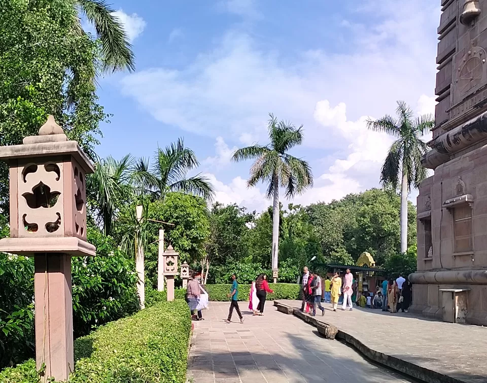 Photo of सारनाथ के पर्यटन स्थल खानपान खरीददारी by Neha Patel