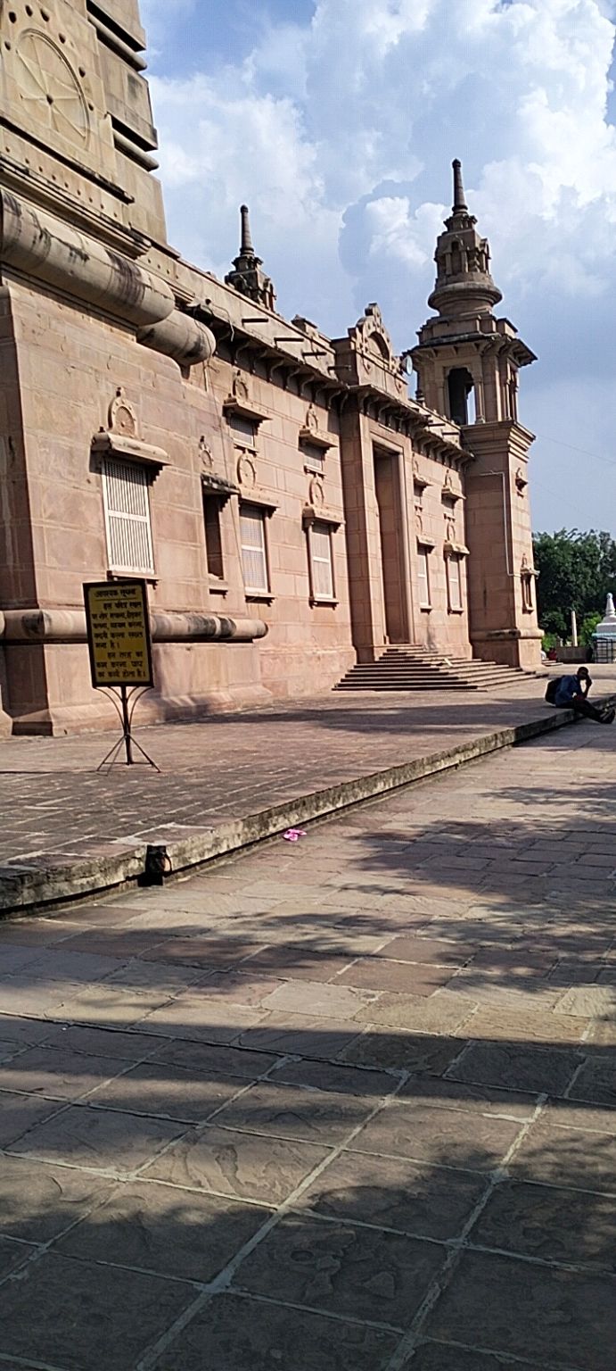 Photo of सारनाथ के पर्यटन स्थल खानपान खरीददारी by Neha Patel