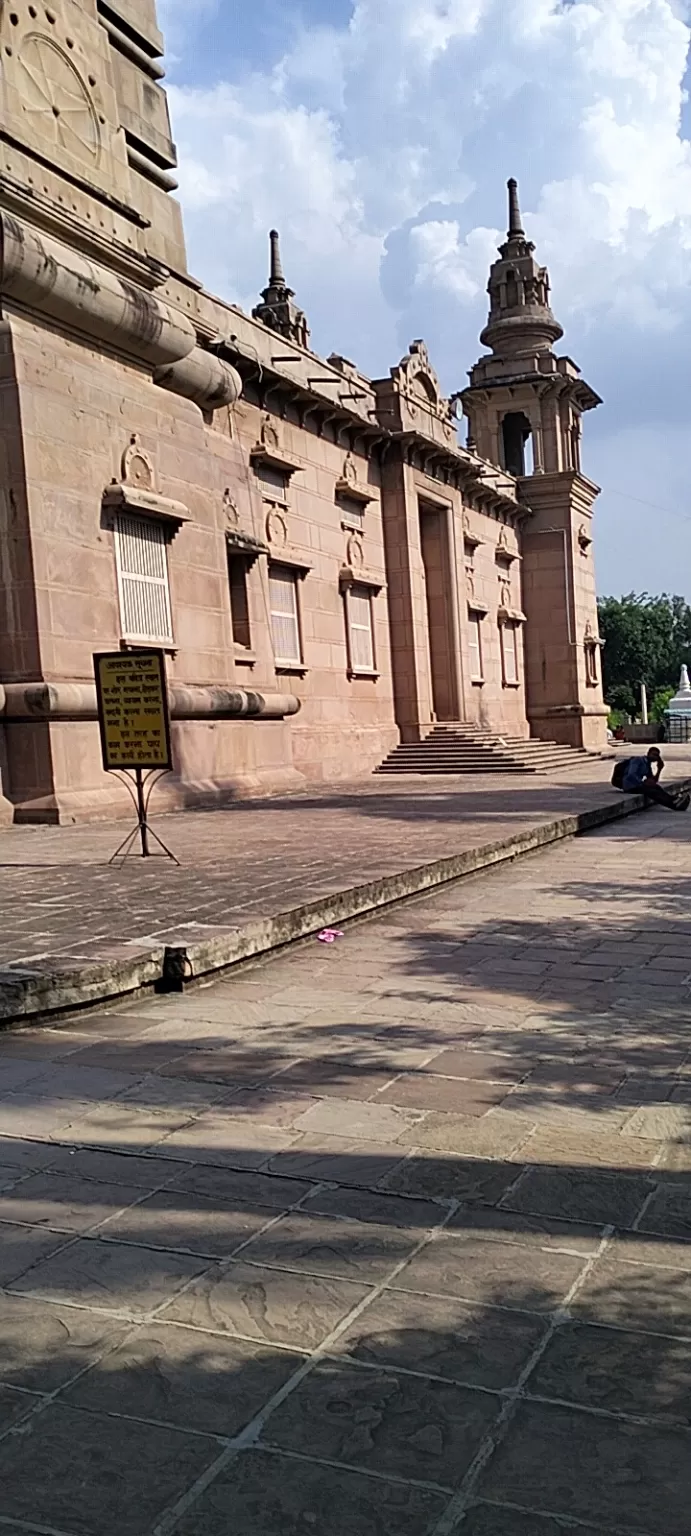 Photo of सारनाथ के पर्यटन स्थल खानपान खरीददारी by Neha Patel