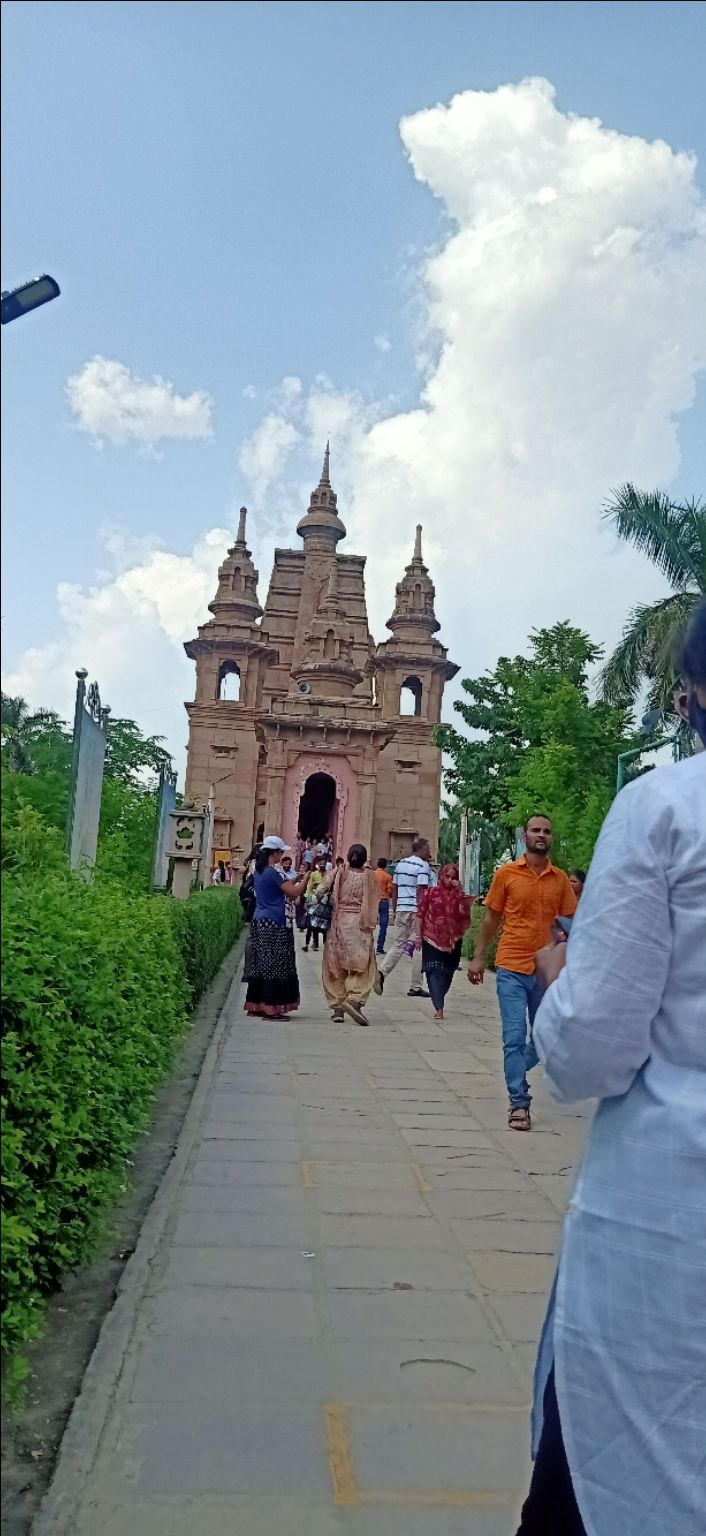 Photo of सारनाथ के पर्यटन स्थल खानपान खरीददारी by Neha Patel
