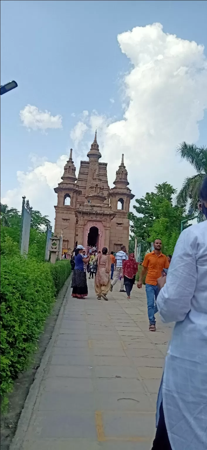 Photo of सारनाथ के पर्यटन स्थल खानपान खरीददारी by Neha Patel