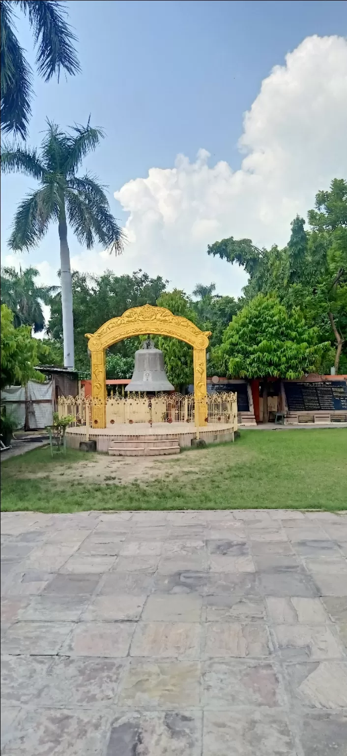Photo of सारनाथ के पर्यटन स्थल खानपान खरीददारी by Neha Patel