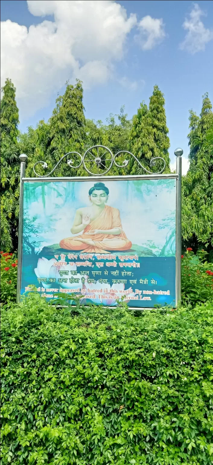 Photo of सारनाथ के पर्यटन स्थल खानपान खरीददारी by Neha Patel