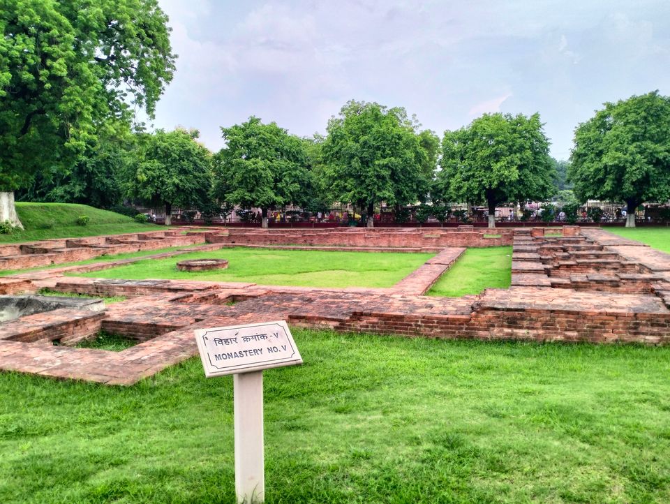 Photo of सारनाथ के पर्यटन स्थल खानपान खरीददारी by Neha Patel