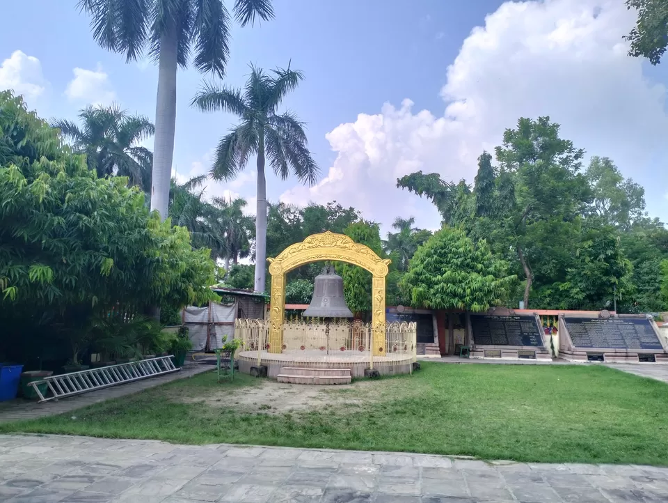 Photo of सारनाथ के पर्यटन स्थल खानपान खरीददारी by Neha Patel