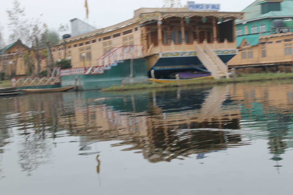 Photo of Enjoy the serenity of Dal Lake-Srinagar. Chupke se sun, is pal ki dhun 2/10 by Swetha Rajagopal Anand