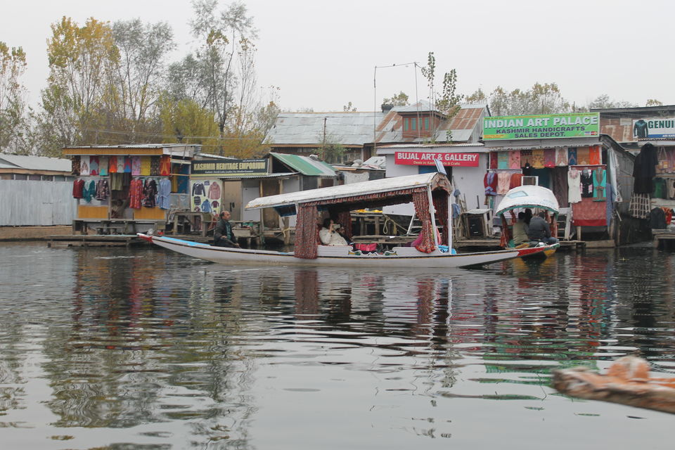 Photo of Enjoy the serenity of Dal Lake-Srinagar. Chupke se sun, is pal ki dhun 4/10 by Swetha Rajagopal Anand