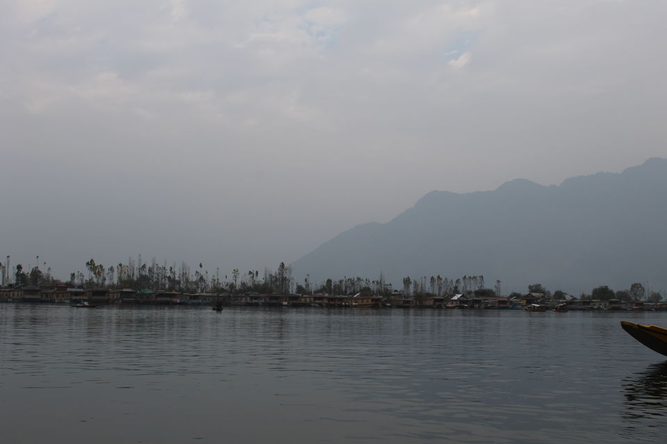 Photo of Enjoy the serenity of Dal Lake-Srinagar. Chupke se sun, is pal ki dhun 5/10 by Swetha Rajagopal Anand