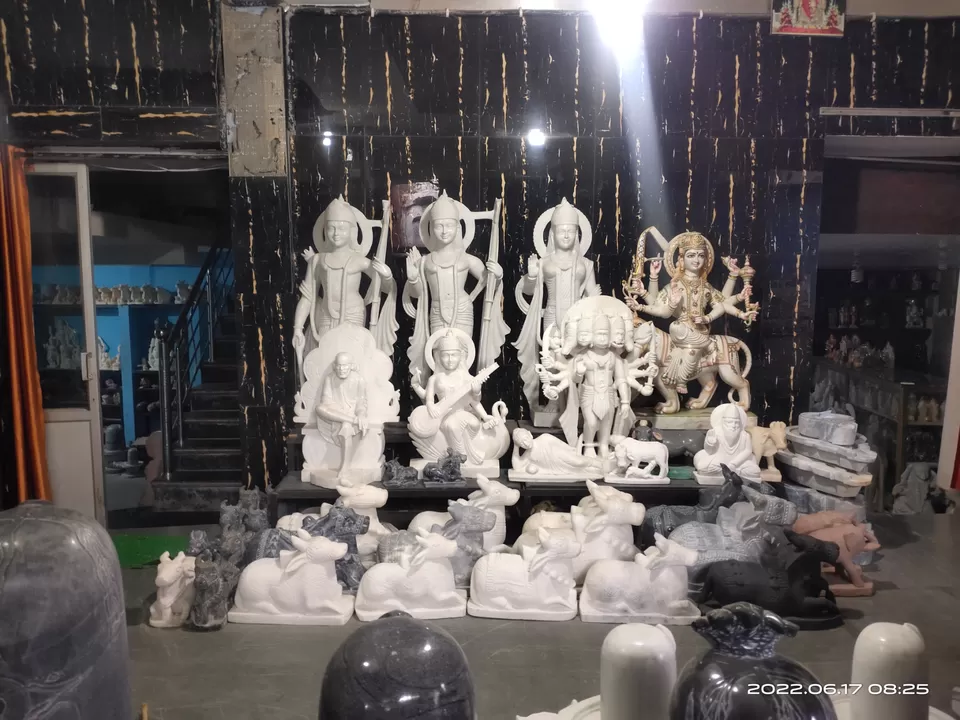 Photo of नर्मदा माता के तट पर दुकानों पर क्षेत्रीय कला में निर्मित भगवान जी की विभिन्न मूर्ति स्थापत्य कला by Sandeep Singh