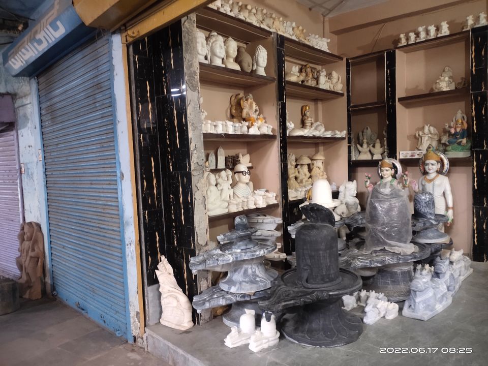 Photo of नर्मदा माता के तट पर दुकानों पर क्षेत्रीय कला में निर्मित भगवान जी की विभिन्न मूर्ति स्थापत्य कला by Sandeep Singh