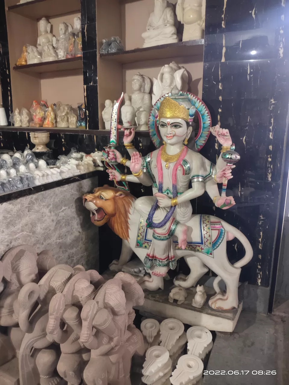 Photo of नर्मदा माता के तट पर दुकानों पर क्षेत्रीय कला में निर्मित भगवान जी की विभिन्न मूर्ति स्थापत्य कला by Sandeep Singh