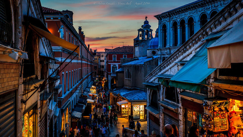 Photo of Rialto Bridge, Venice, Metropolitan City of Venice, Italy by Sonalika Debnath