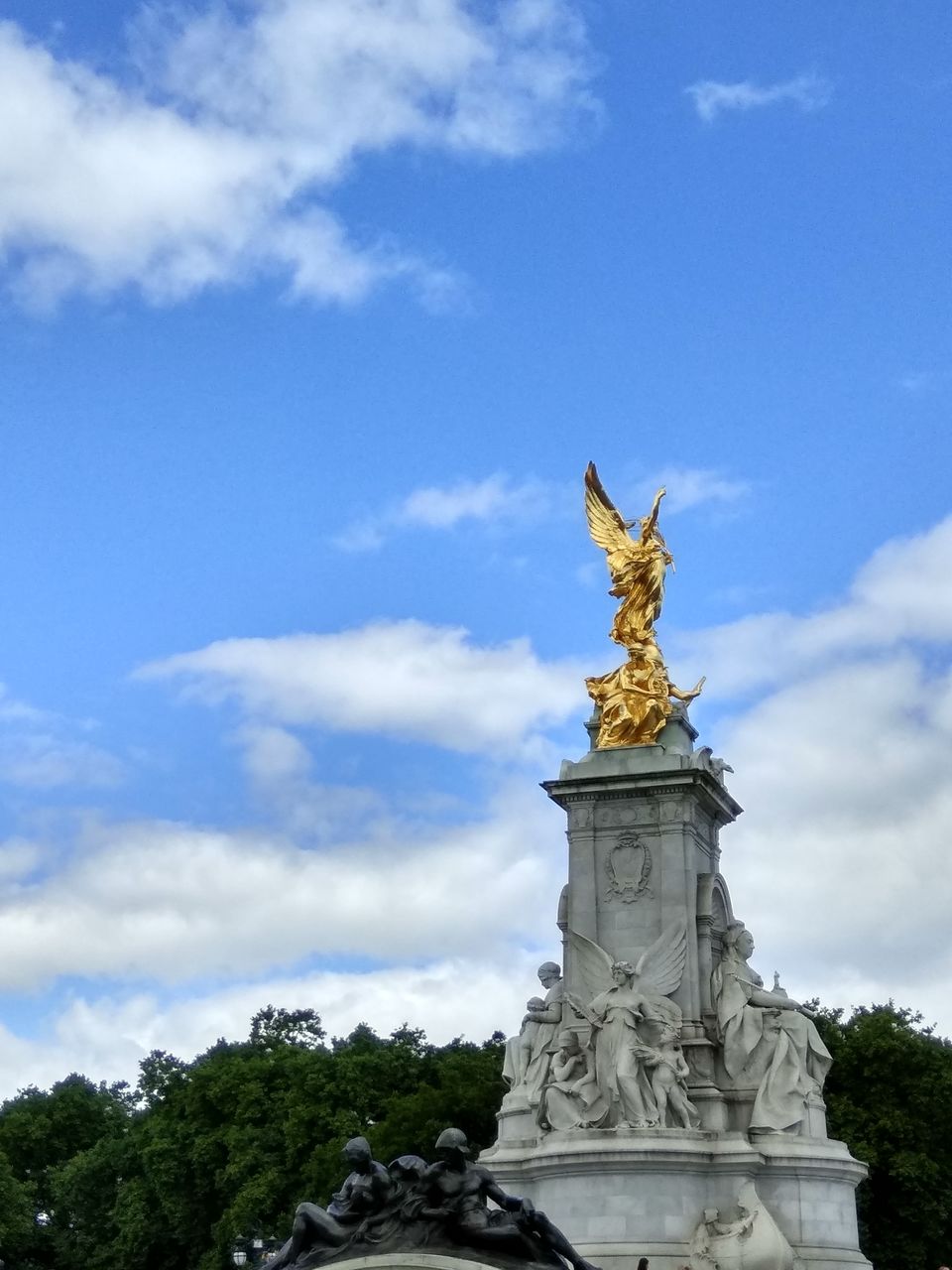 Photo of Buckingham Palace, London, United Kingdom by Priya Saxena