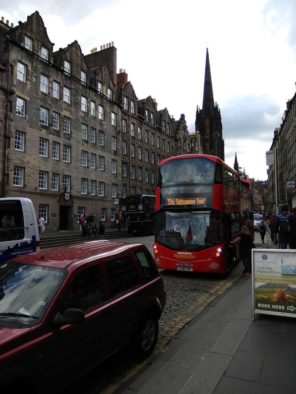 Photo of The Royal Mile, Edinburgh, United Kingdom by Priya Saxena