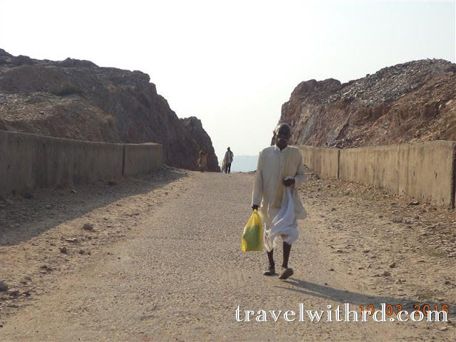 Photo of दशरथ मांझी: पर्वत से भी ऊँचे एक पुरुष की कहानी (Dashrath Manjhi: The Mountain Man) - Travel With RD 12/16 by RD Prajapati