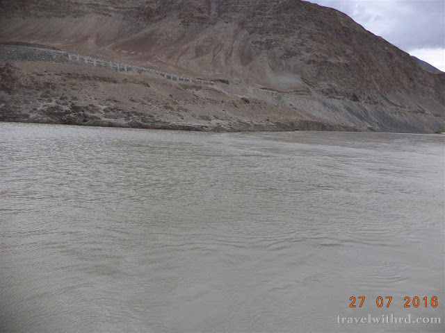 Photo of मिशन लद्दाख-7: मैग्नेटिक हिल का रहस्य और सिंधु-जांस्कर संगम (The Mysterious Magnetic Hill & Sindhu-J 6/7 by RD Prajapati