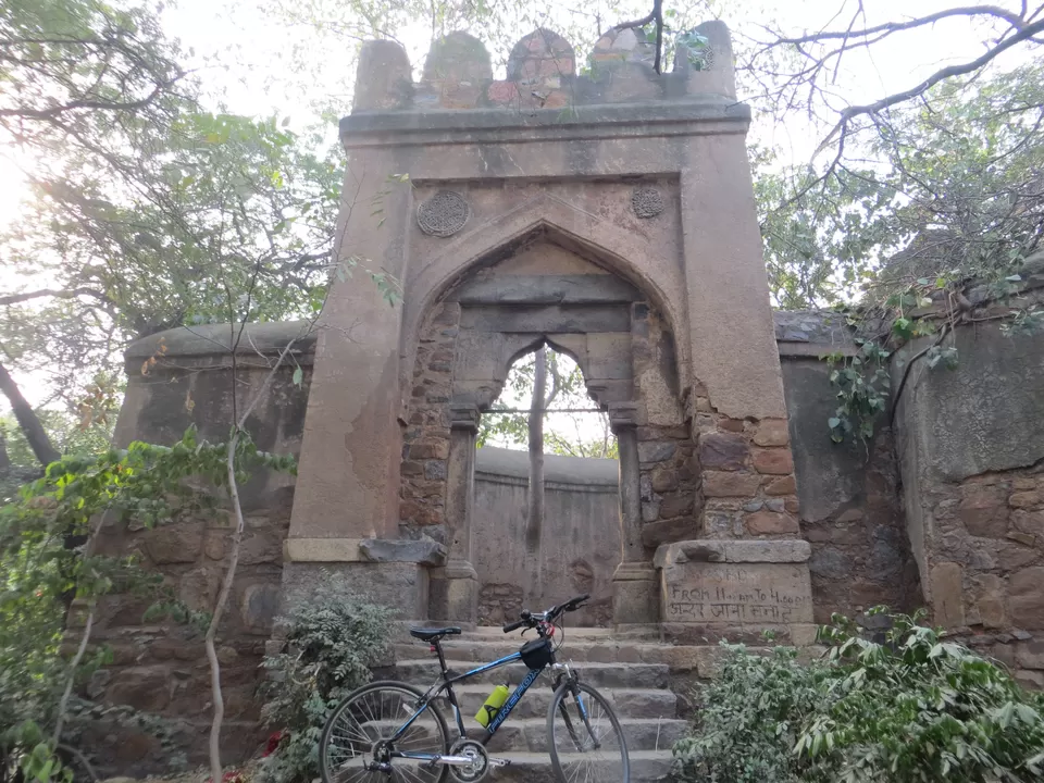 Photo of Bhuli Bhatiyari Ka Mahal, Central Ridge Reserve Forest, New Delhi, Delhi, India by Vishal Kapur