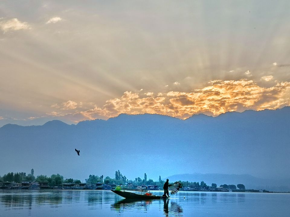 Photo of डल झील - ये झील नहीं शहर है 2/5 by S S (Saurabh Sabikhi)
