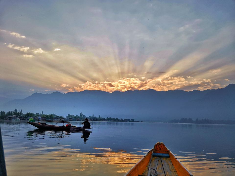 Photo of डल झील - ये झील नहीं शहर है 4/5 by S S (Saurabh Sabikhi)
