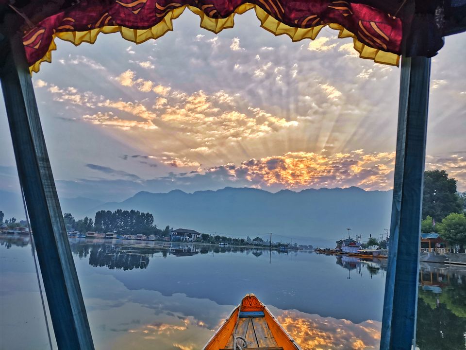 Photo of डल झील - ये झील नहीं शहर है 5/5 by S S (Saurabh Sabikhi)