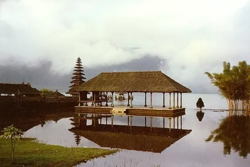 Photo of Pura Ulun Danu Beratan, Candikuning, Bali, Indonesia by Ruchika Makhija