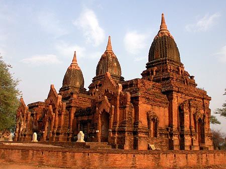 Photo of Phaya Thonzu, Nyaung-U, Mandalay Region, Myanmar (Burma) by Magdalene