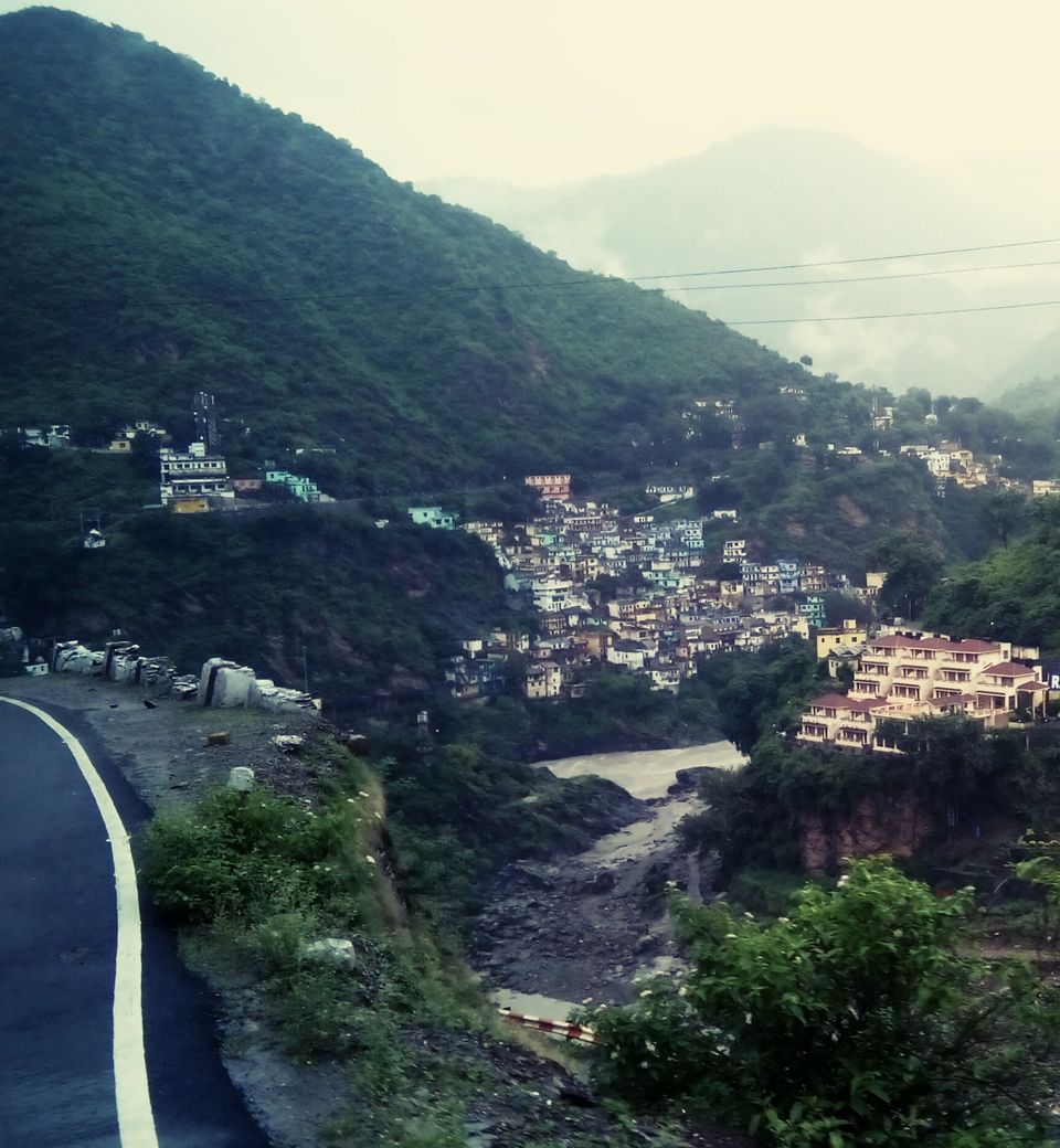 Photo of Trek to the Valley of Flowers, Uttarakhand 2/10 by Shazia Khanam