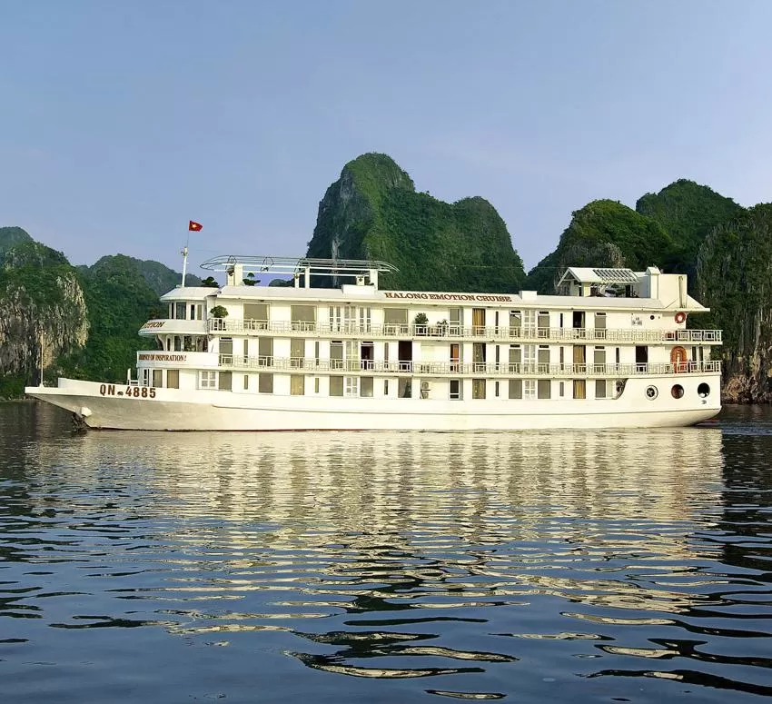 Photo of Hạ Long Bay, Ha Long, Quang Ninh province, Vietnam by Indochina Legend