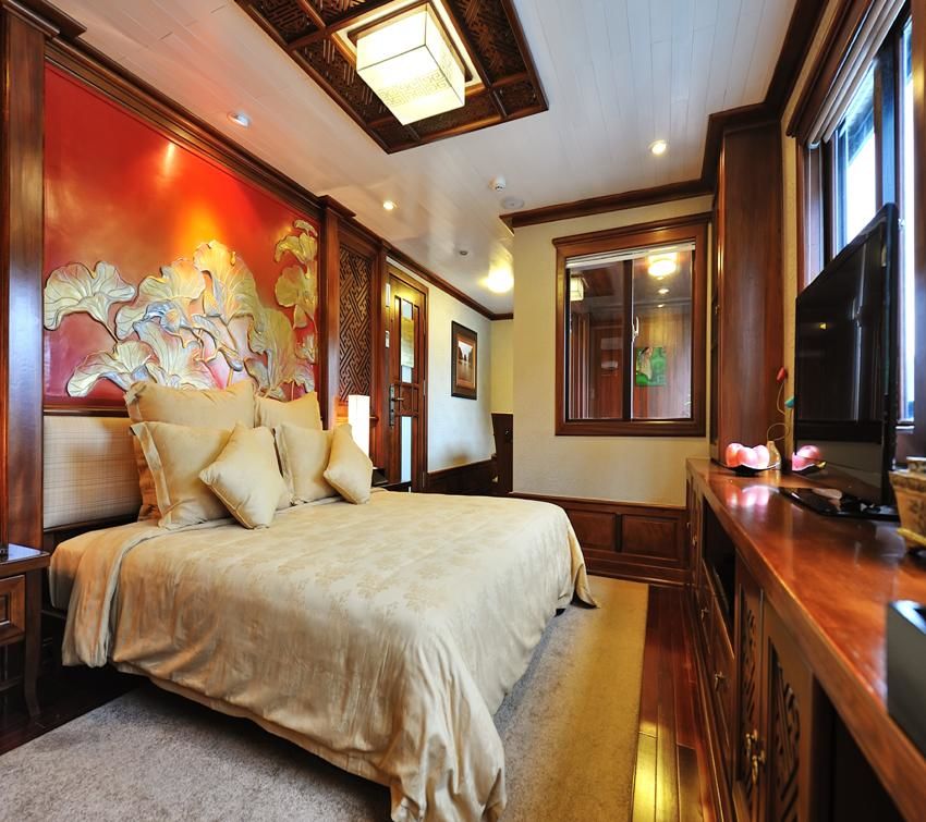 Photo of Halong Paradise Peak Cruise 10/16 by Indochina Legend
