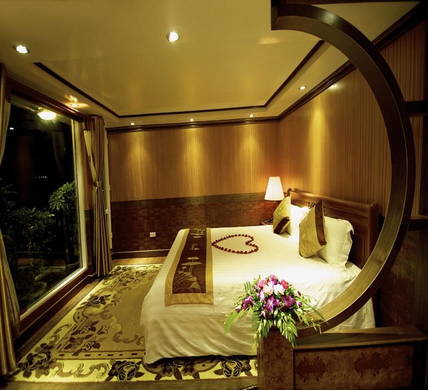 Photo of Emotion Cruises Halong Bay 8/13 by Indochina Legend
