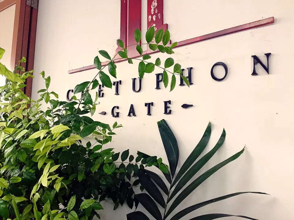 Photo of Chetuphon Gate, 370-372 soi Pratoo-Nok Yoong, Maharat Road, Kwang Prabarommaharachawang Khwaeng Phra Borom Maha Ratchawang, Khet Phra Nakhon, Krung Thep Maha Nakhon 10200, Thailand by Reena Chaudhary