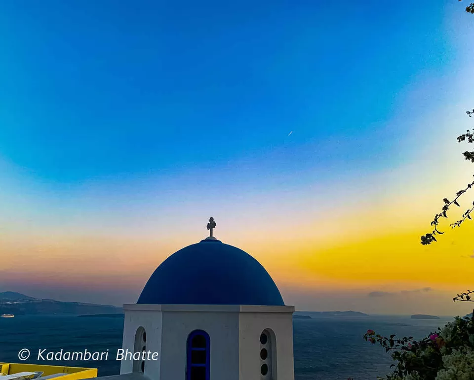 Photo of Oia's Sunset, Oia, Greece by Kadambari Bhatte (curlytravelmess)