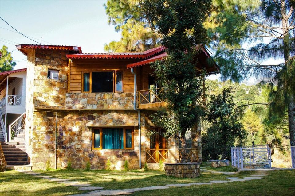 Photo of 10 Utterly Romantic Hill Resorts Close to Delhi to Get Cozy with Your Partner by Kadambari Bhatte (curlytravelmess)